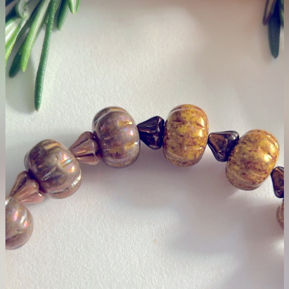 NWOT bracelet Pumpkins & Autumn Leaves rose Czech Glass, charms, stretch Osfm - Picture 4 of 9